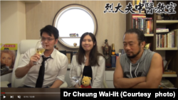 烈大夫(左)在自己的中醫教室節目上不介意邊喝酒，邊介紹中醫知識。(烈大夫中醫教室)