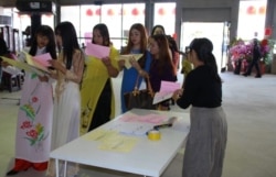 民進黨婦女部輔導新住民投票（民進黨文宣提供）