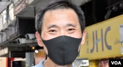 前立法會議員姚松炎戴上黑色口罩參與10月5日"全民蒙面遊行"，批評特首林鄭月娥引用"緊急法"制訂"禁蒙面法"，做法違反國際人權公約及基本法 (美国之音汤惠芸拍摄)