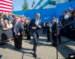 美国总统奥巴马在美国耐克（Nike）公司总部跑步上台讲话（2015年5月8日）