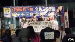 民陣及保衛香港自由聯盟等多個民間團體在政府總部外舉行集會，支持泛民主派提出的彈劾動議