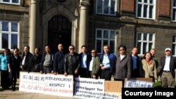 中国海外民运领袖魏京生（中间着皮衣者）等在哥本哈根丹麦国家警察部（即国际刑警组织在丹麦相应组织）前抗议。（魏京生基金会提供）