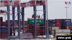 新馆疫情下，很多集装箱停靠在码头