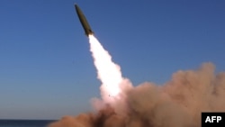 這張未註明日期的圖片由北韓中央通訊社於2022年4月17日發布，顯示了一種新型戰術制導武器在北韓一個秘密地點的試射。