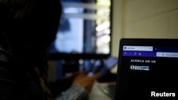 Xenia Oliva, una reportera de investigación de GatoEncerrado, a quien le piratearon el teléfono siete veces, incluida la extracción de datos, trabaja en la oficina de GatoEncerrado en San Salvador, El Salvador, 11 de enero de 2022.