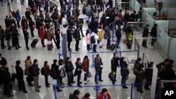 資料照片: 上海浦東國際機場候機大廳，旅客在排隊辦理登記手續