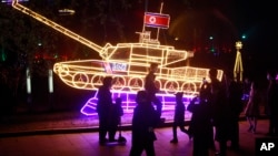 北韓民眾在平壤金日成廣場參觀為紀念前領導人金日成110週年誕辰舉辦的燈光展。 （2022年4月14日）