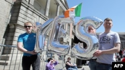 2015年5月23日，愛爾蘭同性婚姻的支持者舉著“YES”的充氣標牌，他們正在等待全民公投結果的宣佈