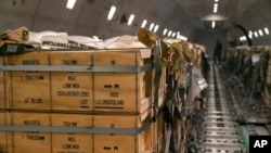 美國空軍提供的照片顯示，準備飛往烏克蘭的飛機滿載美國軍火和軍備物資。（2022年1月30日）