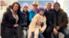 乌克兰女子戴安娜·雷克希尼亚(Diana Rekshnia，中) ，与三月逃离乌克兰的父母、嫂子及其两个女儿，在罗马尼亚布加勒斯特郊外的临时住处。(照片由本人提供，2022年3月)