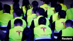 在上海的特斯拉工廠雇員參加交車儀式。（2020年1月7日）