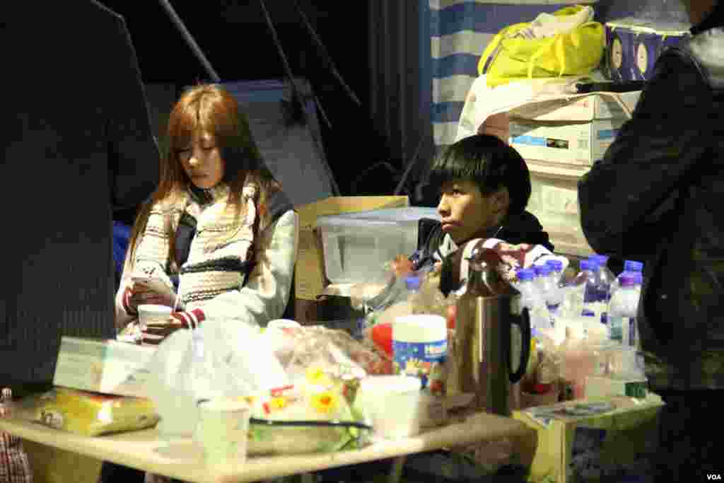 香港市民在學民思潮絕食帳篷前排隊留言（美國之音海彥拍攝）