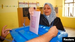 一名伊拉克婦女在巴格達以北的一個城鎮投票
