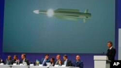 荷蘭國家警察局工作的帕烏里森（站立者）稱MH17是被Buk導彈系統發射的9M38型導彈擊落。