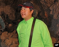 馬祖導游陳則明在昔日軍事坑道內