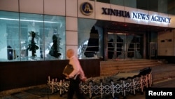 一名男子星期六（11月2日）在新華社香港分社前走過。路透社