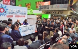 香港特首參選人胡國興與立法會議員梁國雄出席特首選舉街頭論壇。(美國之音湯惠芸)