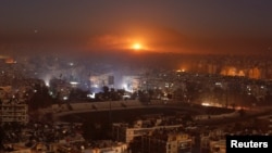 空袭之后，烟雾和火焰从反政府力量控制地区升起(2016年12月11日)