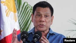 菲律賓新任總統杜特爾特10月16日外訪前在機場發表講話。