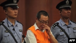 電視畫面顯示楊達才(圖中)9月5日在法庭應訊