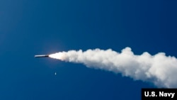 资料照片：在空中飞行的战斧导弹。