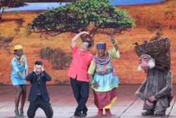 中国表演艺术家在2018年央视春节晚会上表演扮演非洲人的节目。（2018年2月15日）