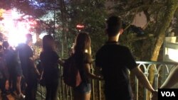 參與”9-13太平山香港之路”人鏈的香港市民，手牽手圍繞太平山芬梨道及盧吉道，向全世界表達 香港人手心相連，爭取反送中五大訴求，缺一不可的決心。(美國之音 湯惠芸拍攝)