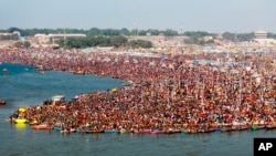 ຊາວຮິນດູເຂົ້າຮ່ວມເທດສະການມະຫາກຸມປະເທດອິນເດຍ