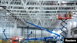 馬斯克的電動汽車特斯拉在中國上海的一個工廠廠房正在建造中。 （2019年6月9日）