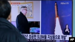 2月13日南韓電視播放北韓發射導彈新聞。