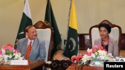 美國眾議員伊爾汗·奧馬爾在訪問巴管克什米爾行政中心穆紮法拉巴德期間與阿扎德克什米爾地區總統蘇丹·馬哈茂德·喬杜里一道與媒體見面。(2022年4月21日)