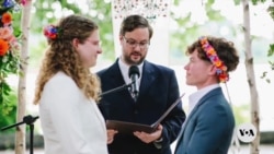 ການ​ໂຄ​ສະ​ນາ​ຫາ​ສຽງ​ຂອງ​ທ່ານ ທ​ຣຳ ແລະ ທ່າ​ນ​ນາງ ແຮ​ຣິ​ສ ແນ​ເປົ້າ​ໃສ່​ຜູ້​ລົງ​ຄະ​ແນນ​ສຽງ LGBTQ+