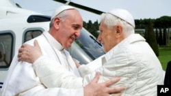 教宗方濟(左)和榮休教宗本篤16世(右)會面