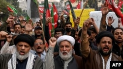 2024年11月22日，什葉派穆斯林舉著標語並高喊口號在巴基斯坦拉合爾開伯爾-普什圖省山區帕拉奇納爾庫拉姆區舉行抗議教派攻擊的遊行。