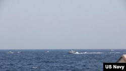 资料照片：美国海军2021年5月10日公布的照片显示，两艘伊朗伊斯兰革命卫队海军快艇以不安全和不专业的方式靠近通过霍尔木兹海峡的美国海军舰只。美国军方2022年12月6日说，一艘伊朗快艇一天前以不安全和不专业的方式靠近通过该海峡的美国海军舰只。