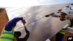 南非沿海地區的工人正在安裝太陽能電池板(2016年3月29日）