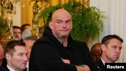 宾西法尼亚州民主党联邦参议员费特曼参加共和党籍总统特朗普在白宫签署《莱肯·莱利法案》的活动。(2025年1月29日)