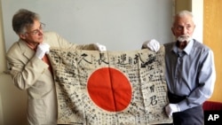 斯特羅姆伯將親自把這面旗還給死者的家人