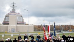 Президент Польши Анджей Дуда, адмирал ВМС США Стюарт Мюнш, министр иностранных дел Польши Радослав Сикорский и посол США в Польше Марк Бжезинский на официальной церемонии ввода в действие комплекса ПРО Aegis Ashore Poland в Редзиково. Польша 13 ноября 2024 г.