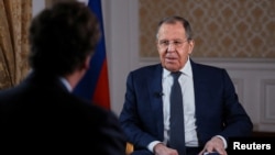 俄羅斯外交部於2024年12月6日發布照片顯示，俄羅斯外交部長拉夫羅夫在俄羅斯莫斯科接受美國記者塔克·卡爾森的訪問。