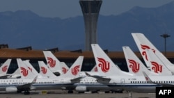 中国国际航空公司的飞机停在北京首都机场的停机坪上。（2020年3月27日）