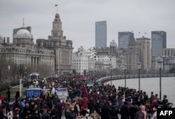 2018年2月18日，在上海农历新年的第三天，游客在黄浦江旁边的外滩上涌现