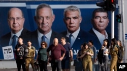 以色列的競選廣告。（右二是拉皮德，2019年4月7日）