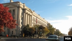 一輛出租車在華盛頓美國司法部總部大樓附近的街道行駛。