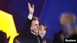 格魯吉亞夢想黨創始人比德齊納·伊萬尼什維利在出口民調結果宣布後在首都第比利斯黨部向支持者揮手。(2024年10月26日)