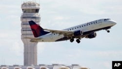 达美航空公司的飞机从罗纳德里根华盛顿国家机场起飞。（2014年7月28日）
