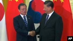 中國國家主席習近平在北京人大會堂會見到訪的南韓總統文在寅。（2019年12月23日）