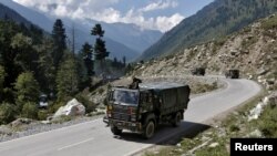 印度军队一辆卡车2020年9月3日在印中实际控制线附近行驶（路透社）