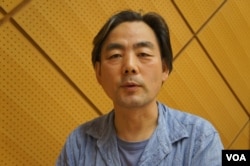 旅居廣島的中國人導演班忠義形容廣島人既非常愛和平，也受全國輿論影響（美國之音歌籃拍攝）