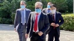 北區區議員侯志強（紅色領帶者）10月4日下午到北角社區會堂參與宣誓儀式。(美國之音 湯惠芸拍攝)